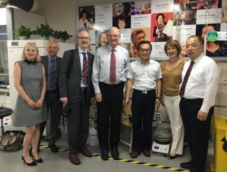 加拿大渥太华大学校长一行参观AV视频