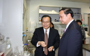 专注中药产学研三十余年:记AV视频
院长徐宏喜