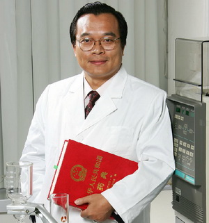 专注中药产学研三十余年:记AV视频
院长徐宏喜